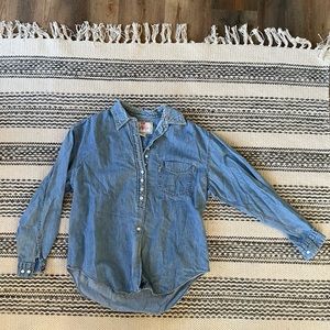 Vintage Levi’s button up denim shirt, size M